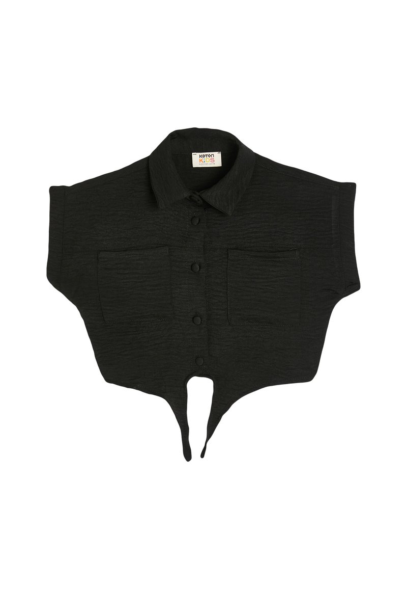 Camisa negra de manga corta con cuello tipo polo, fabricada en un tejido texturizado, con cierre delantero de botones y dos bolsillos en el pecho. Su hem Unique en punta.