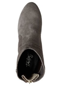 Bottine en suède gris avec un bout pointu, des détails de couture sur le côté et une texture lisse. Présente une fermeture éclair à l'arrière.