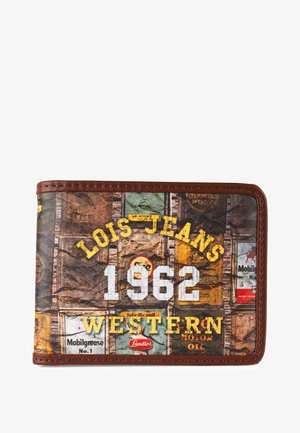 Cartera con un borde de cuero marrón texturizado y un diseño de patchwork multicolor. El texto incluye "LOIS JEANS 1962" y "WESTERN."