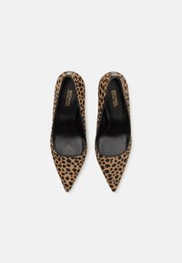 Escarpins à bout pointu en imprimé léopard avec une doublure noire, fabriqués en tissu texturé. Présentent une silhouette élégante et un talon mince.