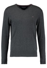 Pull gris à col en V en tissu doux, avec manches longues et ourlet côtelé. Logo de la marque discret sur la poitrine avec des accents contrastants.