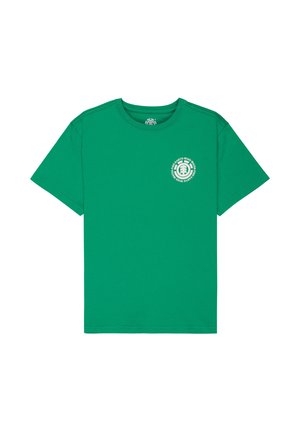 Groen T-shirt met korte mouwen en een ronde hals, met een klein wit rond logo op de linkerborst met tekst en een gestileerd boomembleem.