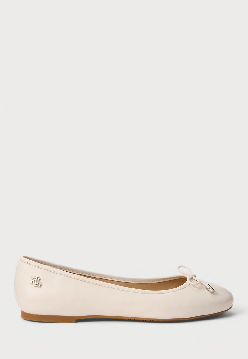 Μπαλέτα σε απαλό μπεζ δέρμα με στρογγυλή μύτη, διακοσμητική λεπτομέρεια με φιόγκο και μικρό μεταλλικό λογότυπο στη φτέρνα. Λεπτή καφέ ελαστική σόλα.