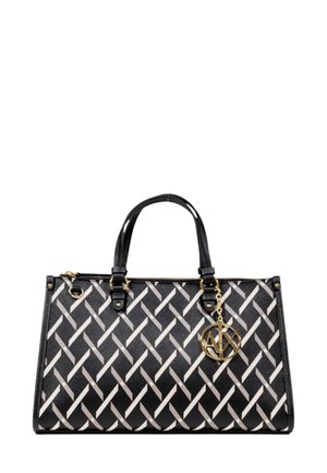 Borsa a tracolla con motivo intrecciato in nero e crema, dotata di due manici superiori, hardware dorato e charm con logo. Presenta una chiusura con zip e una forma strutturata.