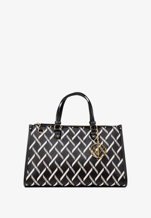 Sac à main tissé noir et crème avec deux poignées supérieures, quincaillerie dorée et un charm avec logo. Présente une fermeture éclair et une forme structurée.