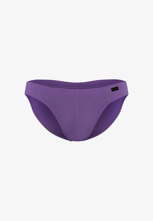 Lila Herren-Slip im Brief-Stil mit dezenten horizontalen Streifen und einem kleinen schwarzen Etikett auf der rechten Seite.