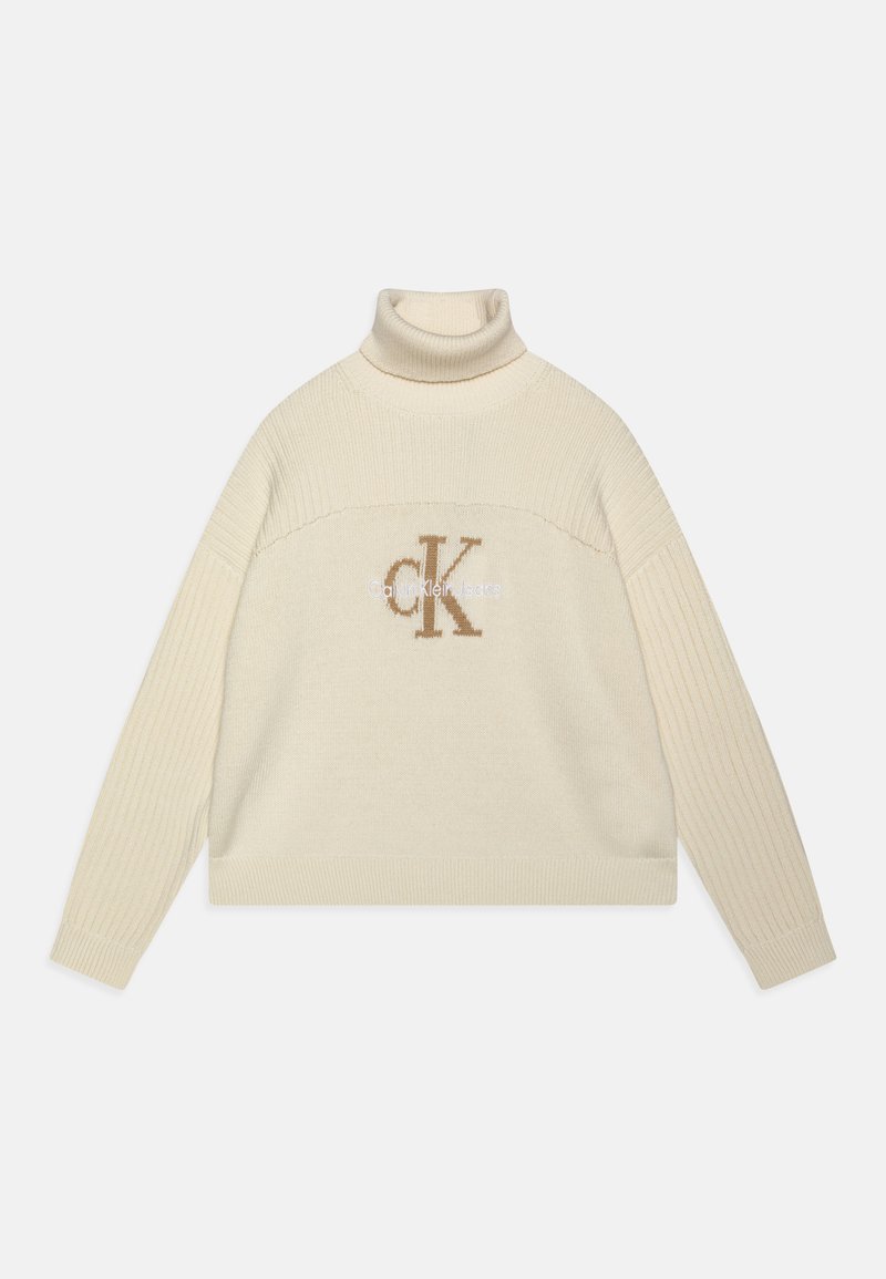 Kremfarget turtleneck genser med ribbestrikket mønster og en stor brodert "CK"-logo på brystet. Myk tekstur og løs passform.