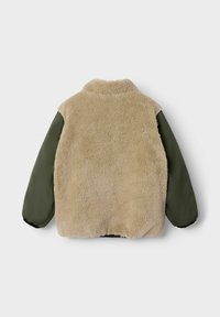 Fleeceforet jakke med en beige, struktureret krop og ensfarvede olivengrønne ærmer. Har en høj krave og elastiske manchetter for pasform.