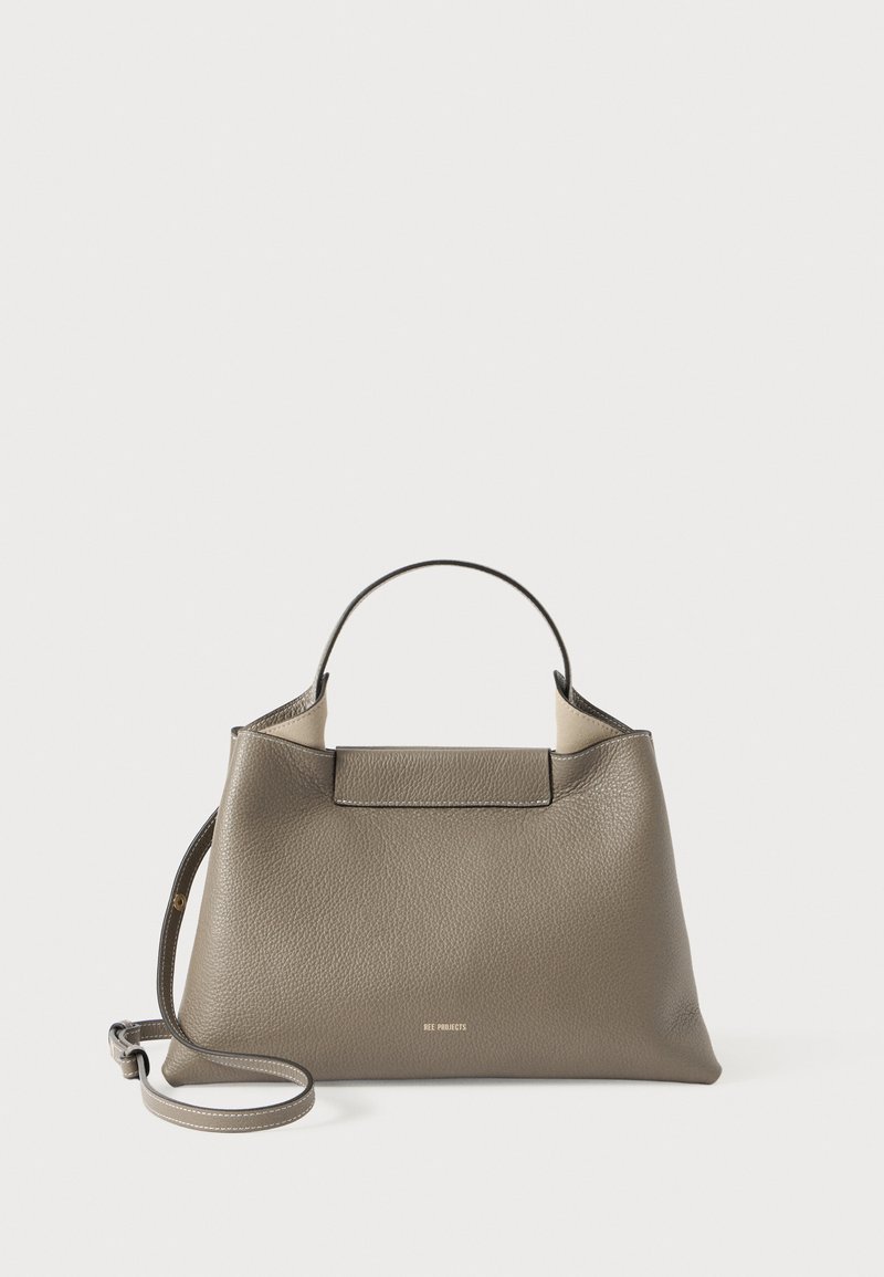 Skræddersyet gråt læderhåndtaske med et topgreb og justerbar skulderrem, der har et minimalistisk design og diskret branding præget på forsiden.