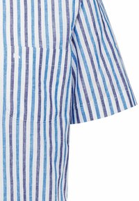Camicetta a maniche corte a righe caratterizzata da righe orizzontali blu e bianche, con una tasca a toppa e un logo minimalista. Realizzata in tessuto leggero.