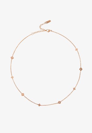 Collar de cadena en tono dorado que presenta cuatro charms geométricos en colores ámbar y transparente. El collar tiene una apariencia delicada y texturizada.