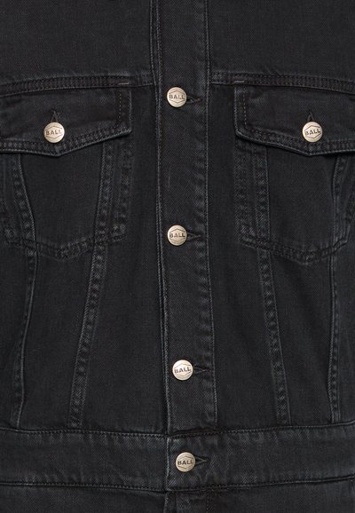 Melnas denima jaka ar sudraba krāsas pogām, kurām ir "BALL" zīmols, diviem krūtīm paredzētiem kabatām un redzamām šuvju detaļām. Gluda virsma.
