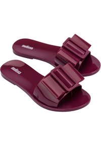 Sandali slide bordeaux con ampie fibbie, finitura liscia e lucida, suola piatta e dettaglio del logo impresso sulla soletta.