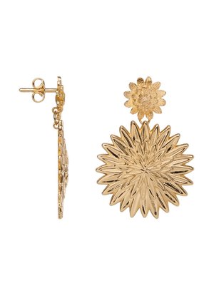 Boucles d'oreilles en métal doré avec des clous floraux texturés et des pendentifs plus grands à design de pétales superposés, vues de face et de côté.