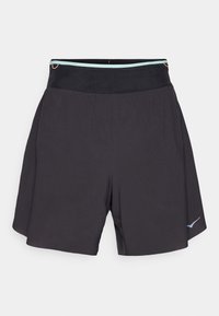 Pantalones cortos deportivos negros con una amplia cintura elástica, acentos en azul claro y un diseño de panel lateral. Tejido suave y ligero con una textura suave.