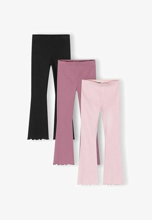 Kolm paari lõikega retuuse mustas, lilla ja heleroosas värvitoonis, igaühel volangidega ääred, üksteise kõrval valgel taustal.