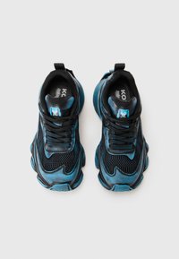 Zwarte en blauwe sportschoenen hebben een bovenwerk van mesh met zachte texturen, een stevige zool en contrasterende accenten in het ontwerp.