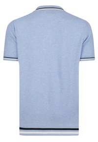 Ljusblå polo med texturerad tyg, korta ärmar och kontrasterande marinblå och vita ränder på kragen och ärmsluten.