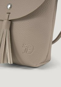 Borsa in pelle beige chiaro con superficie texurizzata, dotata di una patta arrotondata, un nappino decorativo e un logo impresso sul fronte.