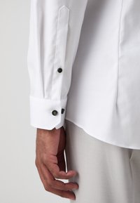 OLYMP No. Six SIX SUPER SLIM - Cămașă elegantă - weiss