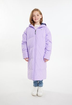 Lilla lang pufferjakke med hætte, lynlås og elastiske manchetter. Båret over lyse jeans og hvide højhælte sneakers.