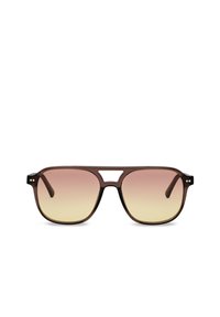 Bruine doorschijnende aviator-zonnebril met gradientlenzen van bruin naar geel en een dubbele brug op een witte achtergrond.