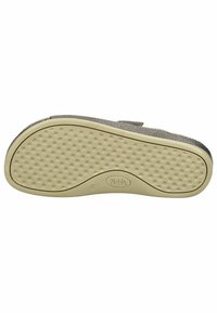 Grauer Stoffschuh mit einem strukturierten Obermaterial, einer flexiblen beigen Gummisohle mit kreisförmigen Griffmustern und einem runden Zehendesign.