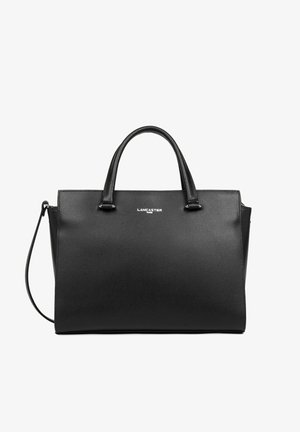 Sac à main en cuir noir avec une forme structurée, des poignées supérieures et une bandoulière réglable. Présente un logo sur le devant et une surface texturée.
