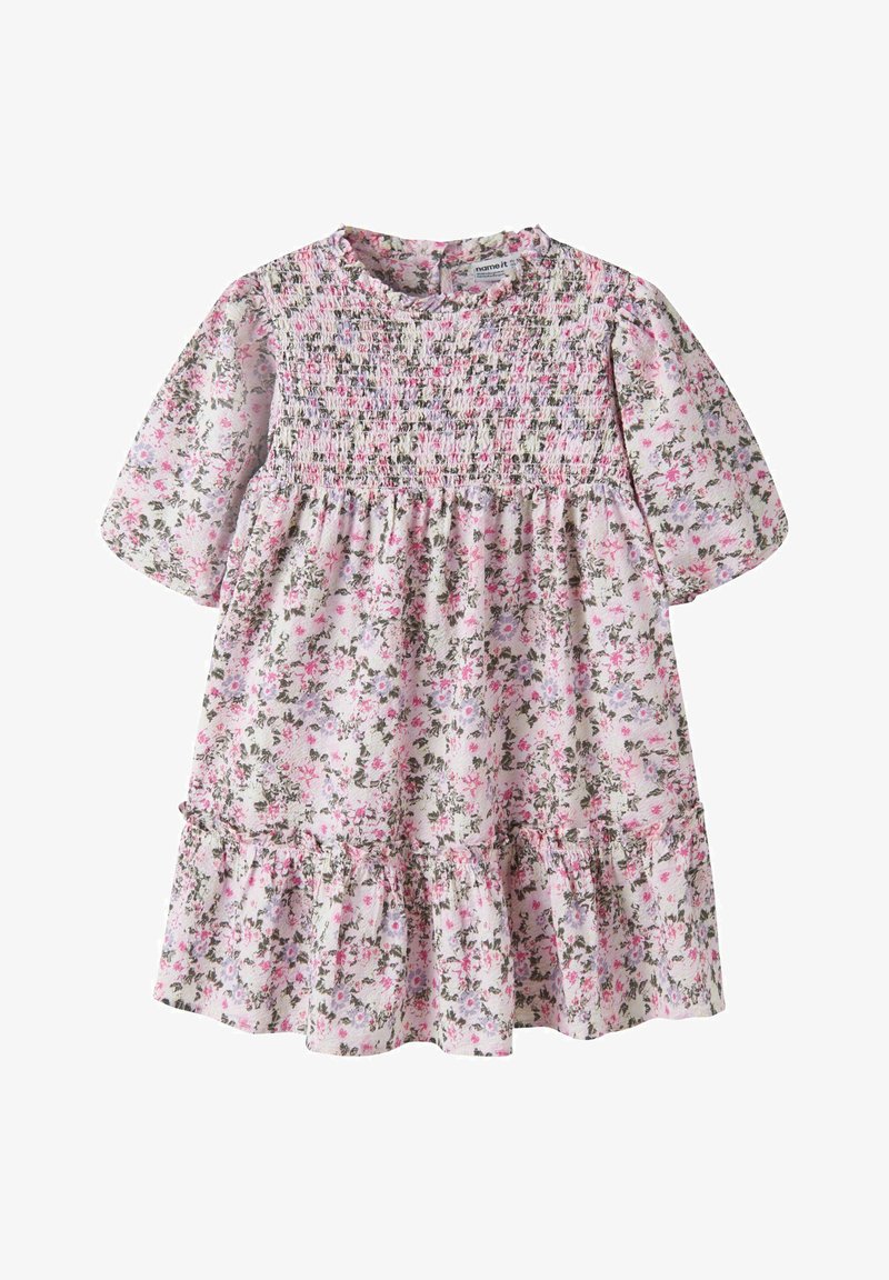 Robe bébé florale rose clair avec manches bouffantes, poitrine froncée et ourlet à volants.