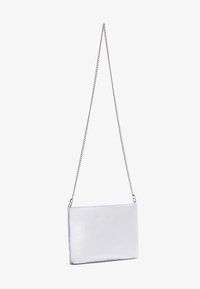 Geantă crossbody din piele argintie, cu formă rectangulară, curea din lanț și textură netedă. Dispune de închidere cu fermoar și un design minimalistic.