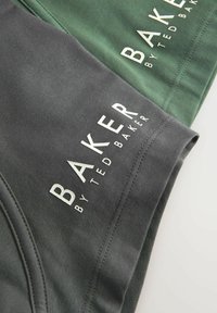 Dva šorta: jedan sivi i jedan zeleni, oba napravljena od glatkog materijala. Imaju istaknuti bijeli tekst "BAKER by TED BAKER" na donjim stranama.