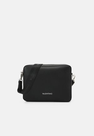 Zwarte synthetische crossbodytas met een rechthoekige vorm, voorzien van zilverkleurige hardware, bedrukt logo en een verstelbare riem.