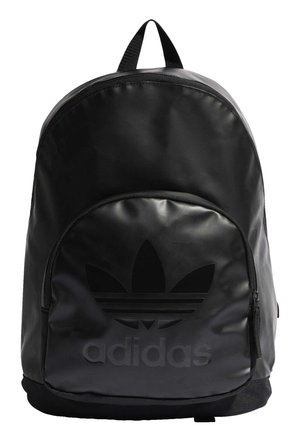 Sort Adidas rygsæk med stor frontlomme, top-håndtag og præget trefoil-logo samt brandnavn på lommen.