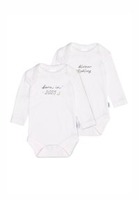 Zwei weiße Langarm-Babybodysuits mit bedrucktem Text: "born in 2025" und "kleiner Liebling." Weicher Stoff, runde Ausschnitte, Druckknopfverschlüsse.