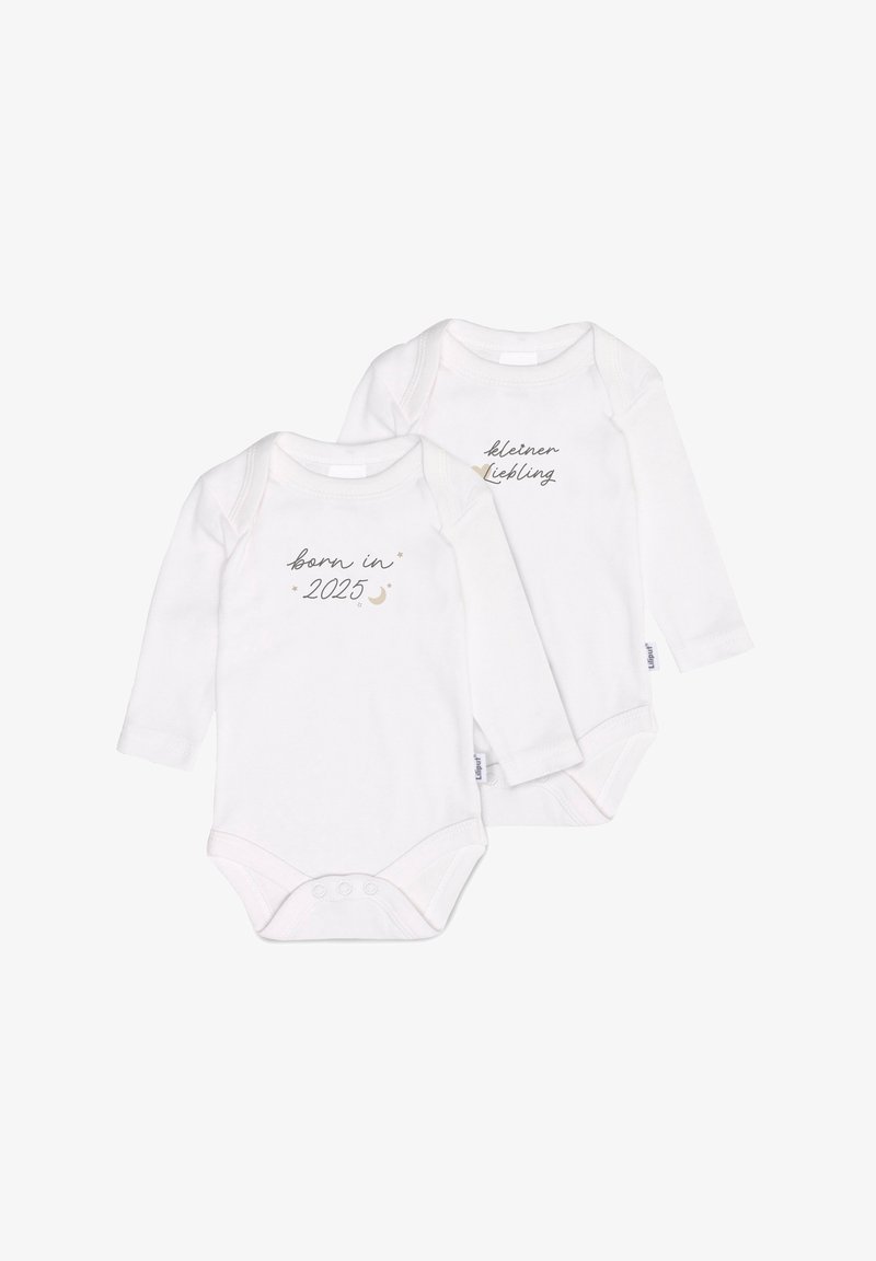 Zwei weiße Langarm-Babybodysuits mit bedrucktem Text: "born in 2025" und "kleiner Liebling." Weicher Stoff, runde Ausschnitte, Druckknopfverschlüsse.