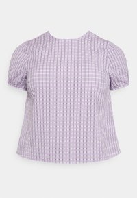 Blusa de mangas curtas em roxo claro com um padrão xadrez, apresentando um tecido texturizado e um decote redondo com detalhes franzidos.