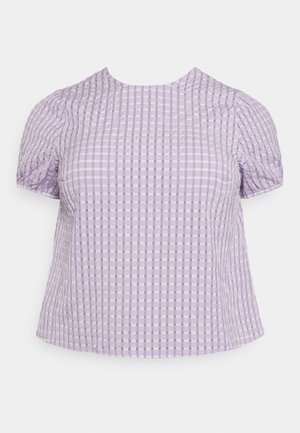 Blusa de mangas curtas em roxo claro com um padrão xadrez, apresentando um tecido texturizado e um decote redondo com detalhes franzidos.