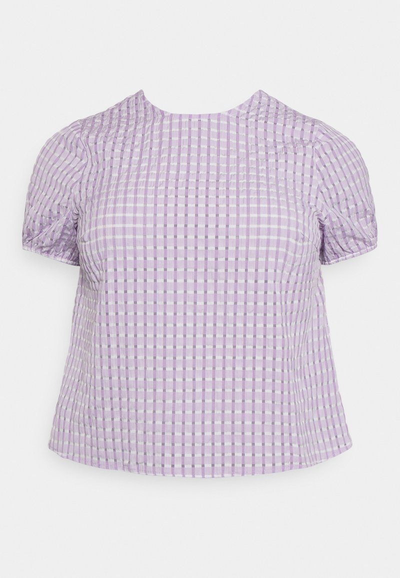Blusa de mangas curtas em roxo claro com um padrão xadrez, apresentando um tecido texturizado e um decote redondo com detalhes franzidos.