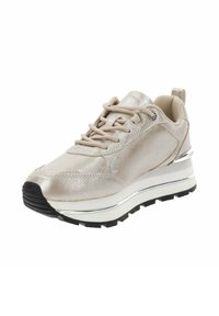 Zapatilla metálica beige con cierre de cordones, collar acolchado, suela gruesa blanca con tacos negros y detalle plateado en el talón.