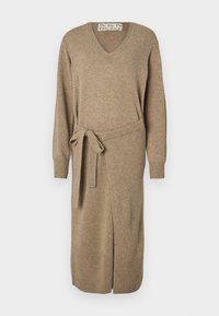 Robe marron en maille, longueur genoux, col en V, manches longues, taille ceinturée et fente latérale. Texture douce avec des accents côtelés aux poignets et à l'ourlet.