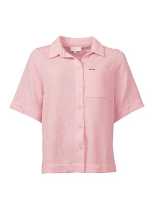 Chemise à manches courtes rose côtelée avec col, poche poitrine et boutons, fabriquée en tissu doux et texturé.