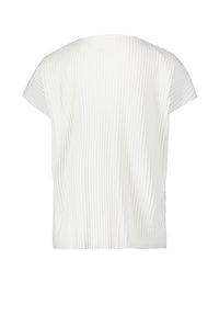 Haut plissé blanc avec des manches courtes et un col rond. Le tissu présente des plis verticaux, créant une apparence texturée.