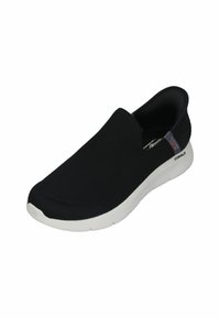 Schwarze Schlupfsneaker mit einem strukturierten Mesh-Obermaterial, gepolstertem weißen Sohlen und minimalistischem Design. Auffällige Akzente in Rot und Blau an der Ferse.