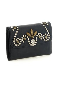 Portafoglio in pelle nera con borchie metalliche decorative e accenti a forma di foglia, caratterizzato da un design curvo e una superficie testurizzata. Compatto con chiusura a patta.