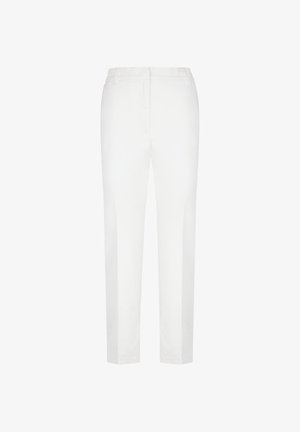 Pantalon blanc ajusté avec une coupe droite, des passants de ceinture et des poches arrières, en tissu lisse et texturé.