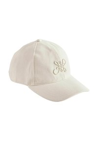Baseball cap lavet af lys beige stof, med en let buet skygge og et broderet logo på fronten, samt en glat tekstur.
