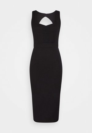 Vestido midi negro sin mangas con silueta ajustada y detalle de abertura frontal en el escote, con un pequeño cierre de broche.