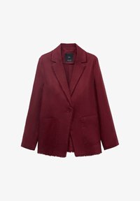 Blazer burdeos hecho de tela texturizada, con cierre de un solo botón, solapas con muesca y dos bolsillos frontales con bordes deshilachados.