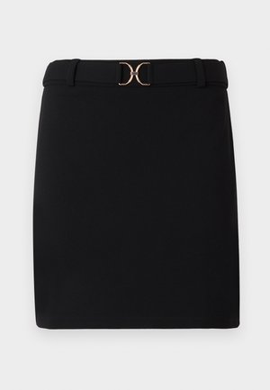 Černá mini sukně se hladkým materiálem, strukturovaným pasem a dekorativní zlatou přezkou. Jednoduchý design a klasický silueta.