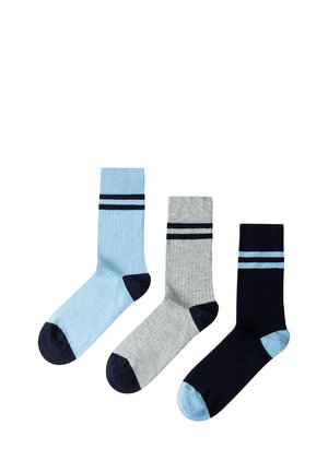 Drei Paar gerippte Knöchelsocken in Hellblau, Grau und Dunkelblau mit kontrastfarbenen Zehen, Fersen und doppelten Streifen nahe dem oberen Rand.